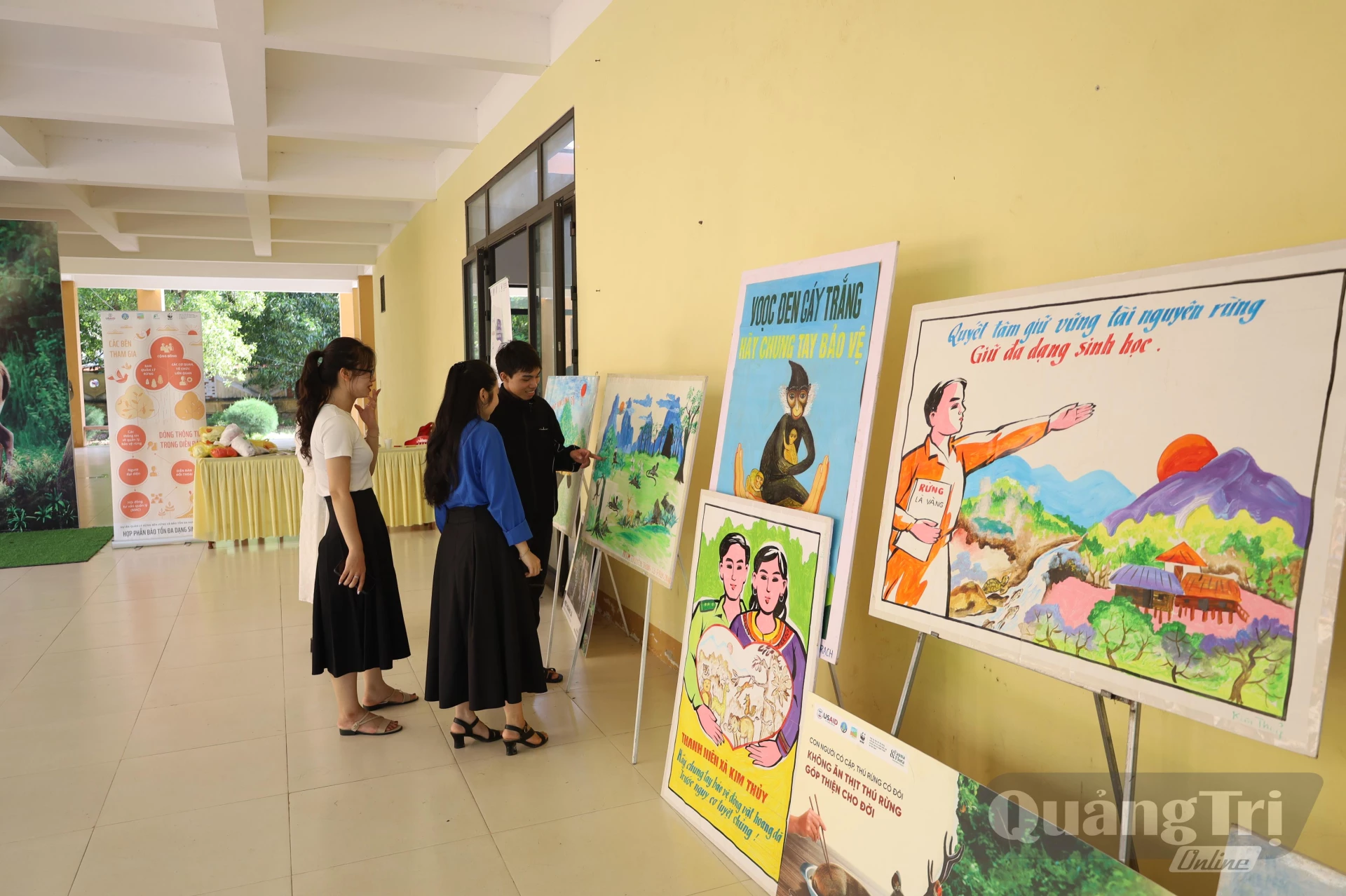 Tuyên truyền cho học sinh, sinh viên về bảo vệ động vật hoang dã - Ảnh: V.M