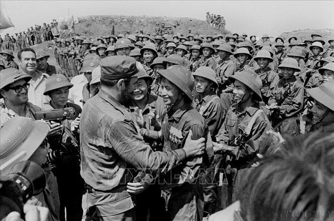 Tổng tư lệnh Fidel Castro-Vị nguyên thủ nước ngoài đầu tiên và duy nhất trên thế giới đến thăm vùng giải phóng ở Quảng Trị năm 1973. Trong ảnh: Bí thư Thứ nhất Đảng Cộng sản Cuba, Thủ tướng Chính phủ Cách mạng Cuba Fidel Castro gặp gỡ các chiến sĩ Đoàn Khe Sanh, Quân giải phóng Trị Thiên-Huế, tại cao điểm 241 Tân Lâm. (9/1973). Ảnh: TTXVN