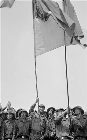 Bí thư Thứ nhất Đảng Cộng sản Cuba, Thủ tướng Chính phủ Cách mạng Cuba Fidel Castro phất cao lá cờ truyền thống của Đoàn Khe Sanh, Quân giải phóng Trị Thiên-Huế, tại cao điểm 241 Tân Lâm (Quảng Trị, 15/9/1973). Ảnh: TTXVN