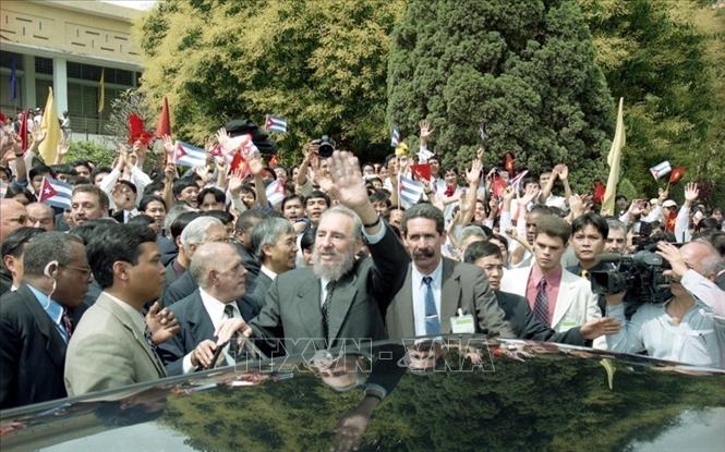 Sau chuyến thăm lịch sử vào tháng 9/1973, lãnh tụ Fidel Castro còn có thêm hai chuyến thăm Việt Nam vào các năm 1995 và 2003. Trong ảnh: Đồng chí Fidel Castro, Bí thư thứ nhất BCH TƯ Đảng Cộng sản Cuba, Chủ tịch Hội đồng Nhà nước và Chính phủ Cuba thăm trường Đại học Bách khoa-Hà Nội, ngày 23/2/2003, trong chuyến thăm hữu nghị chính thức Việt Nam. Đức Tám/TTXVN