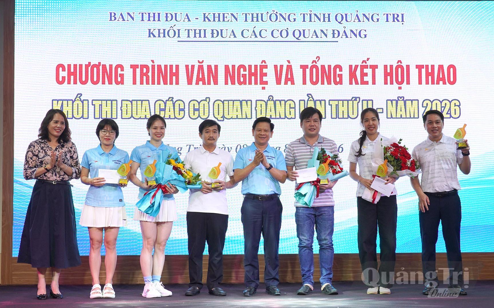 Đồng chí Lê Vĩnh Thế, Chánh Văn phòng Tỉnh ủy trao giải Nhất môn pickleball cho các đội đoạt giải - Ảnh: C.H