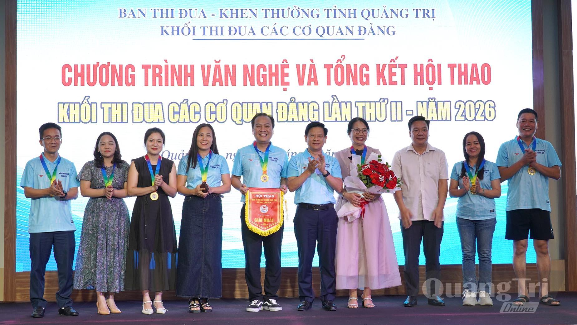 Đồng chí Lê Vĩnh Thế, Chánh Văn phòng Tỉnh ủy trao giải Nhất môn pickleball cho các đội đoạt giải - Ảnh: C.H