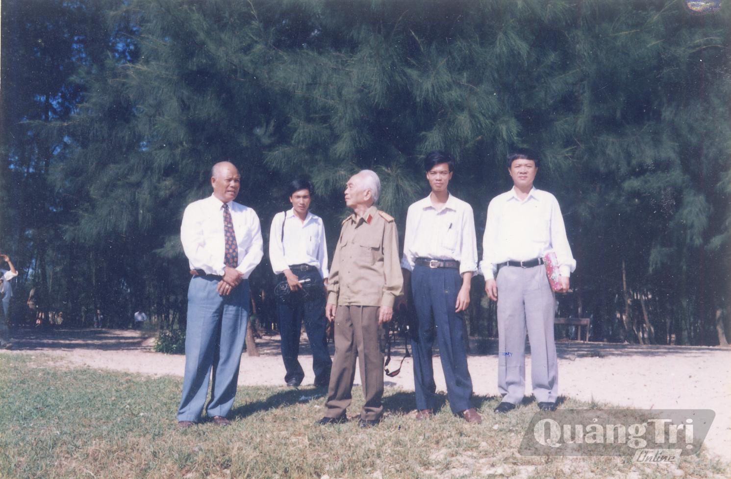 Đại tướng Võ Nguyên Giáp thăm rừng dương Quang Phú tháng 8/1999 - Ảnh: P.V