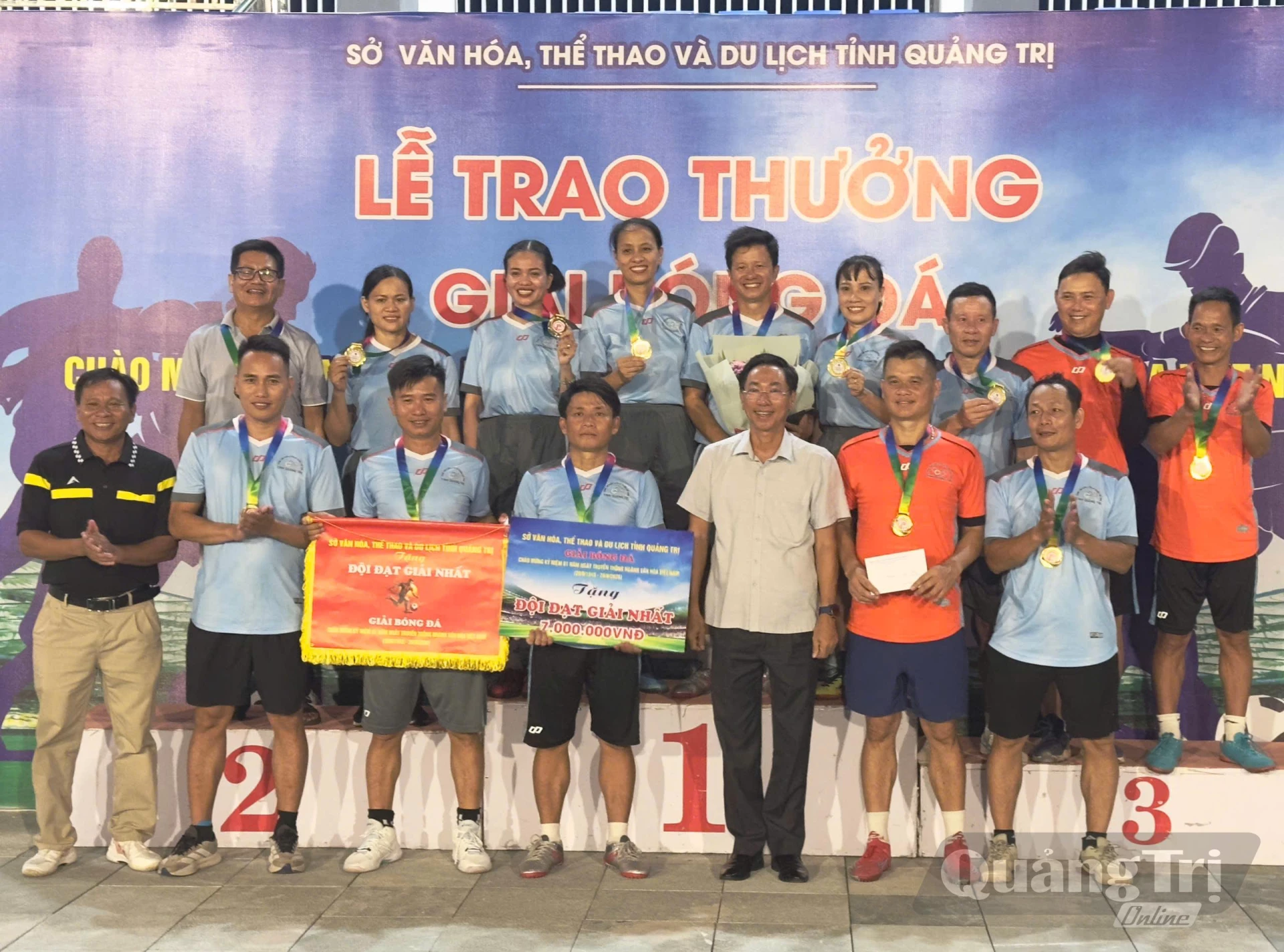 Ban Tổ chức trao giải Nhất cho Trung tâm Huấn luyện và Thi đấu Thể thao tỉnh - Ảnh:Thùy Trang