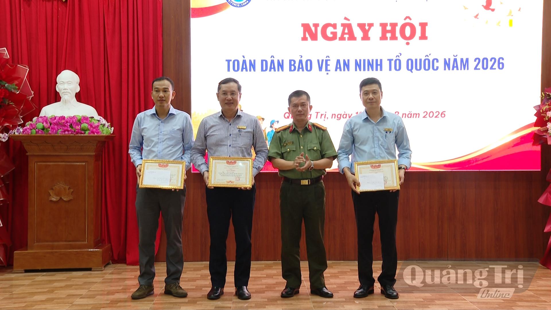 Giám đốc Công an tỉnh tặng Giấy khen cho tập thể nhà trường và 2 cá nhân - Ảnh: K.H