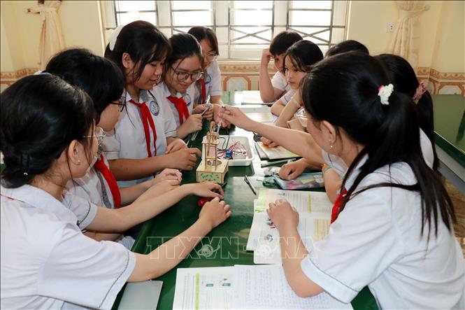 Học sinh Trường THCS Chu Văn An (phường Kim Bảng, tỉnh Ninh Bình) thực hành làm sản phẩm STEM. Ảnh: Nguyễn Lành/TTXVN