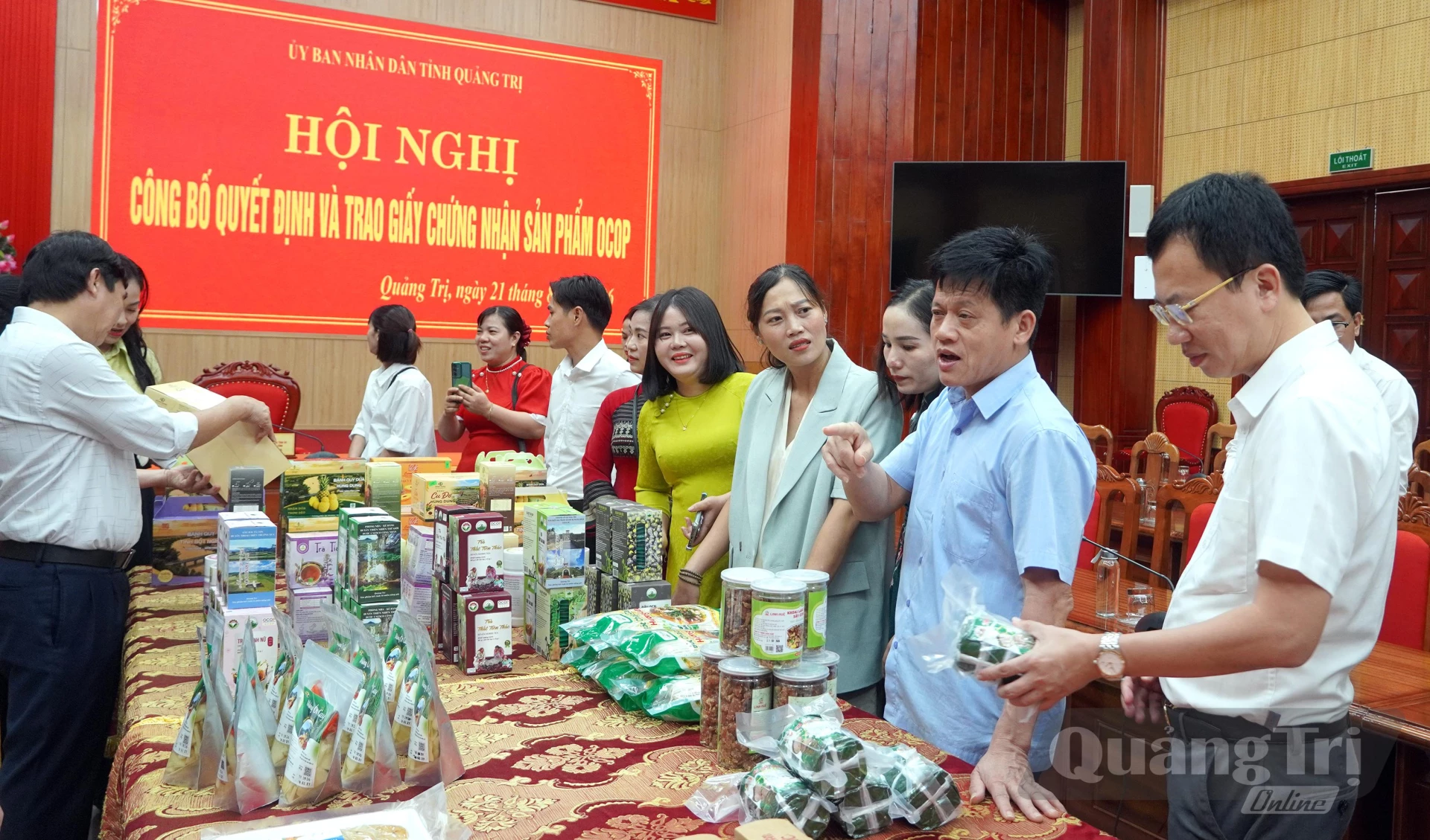 Đồng chí Lê Văn Bảo, Ủy viên Ban Thường vụ Tỉnh ủy, Phó Chủ tịch UBND tỉnh và các đại biểu tham quan các sản phẩm “đặc sản” địa phương - Ảnh: H.Tr