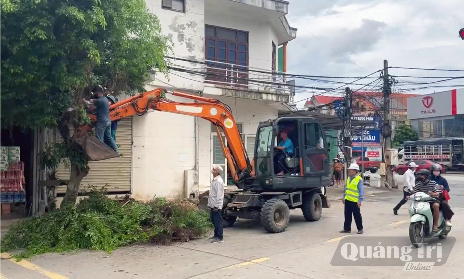 Xã Ninh Châu thực hiện giải tỏa, tháo dỡ công trình, vật kiến trúc vi phạm hành lang an toàn giao thông trên các tuyến đường - Ảnh: P.V
