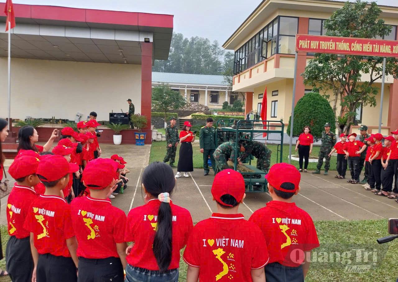 Học sinh Trường Tiểu học và THCS Nam Trạch tham gia hoạt động trải nghiệm tại Trạm rada 56, Trung đoàn  290  - Ảnh: PV