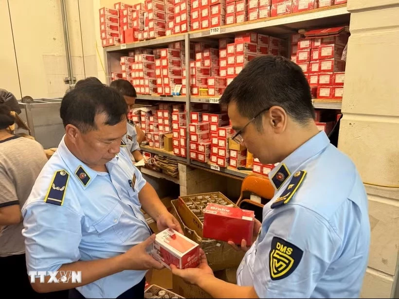 Lực lượng Quản lý thị trường Hà Nội kiểm tra các sản phẩm phụ tùng ôtô tại cơ sở kinh doanh, qua đó phát hiện nhiều hàng hóa có dấu hiệu vi phạm quy định về nhãn hàng hóa, quảng cáo và sở hữu trí tuệ. (Ảnh: TTXVN phát)