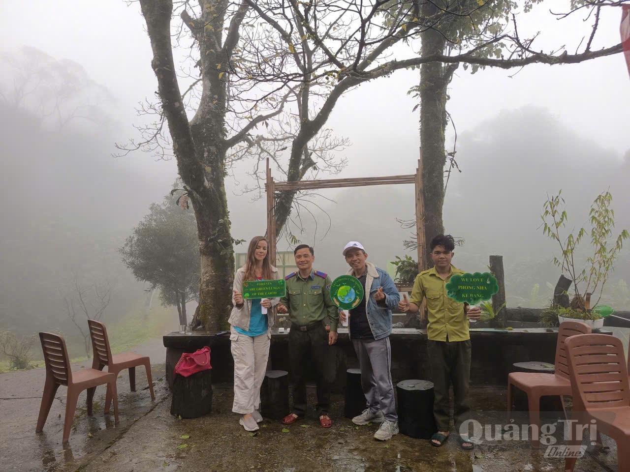 Khách du lịch trải nghiệm trên cung đường Hồ Chí Minh nhánh Tây ghé thăm Trạm bảo vệ rừng U Bò - Ảnh: P.P