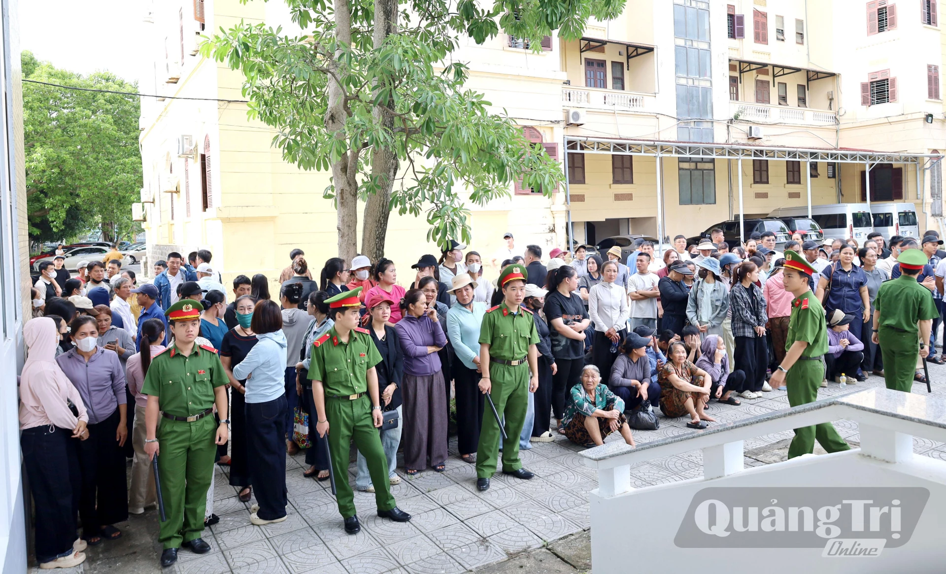 Đông đảo người dân, thân nhân của các bị cáo đến theo dõi phiên tòa - Ảnh: V.Minh