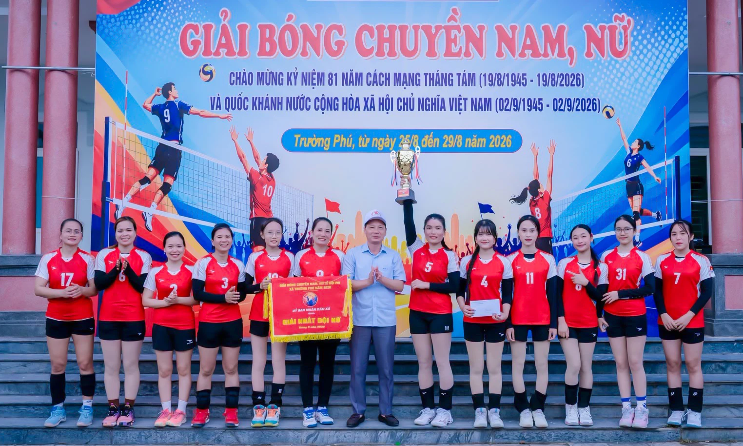 Ban Tổ chức trao giải nhất nữ cho đội bóng Trường Thủy - Ảnh: N.H