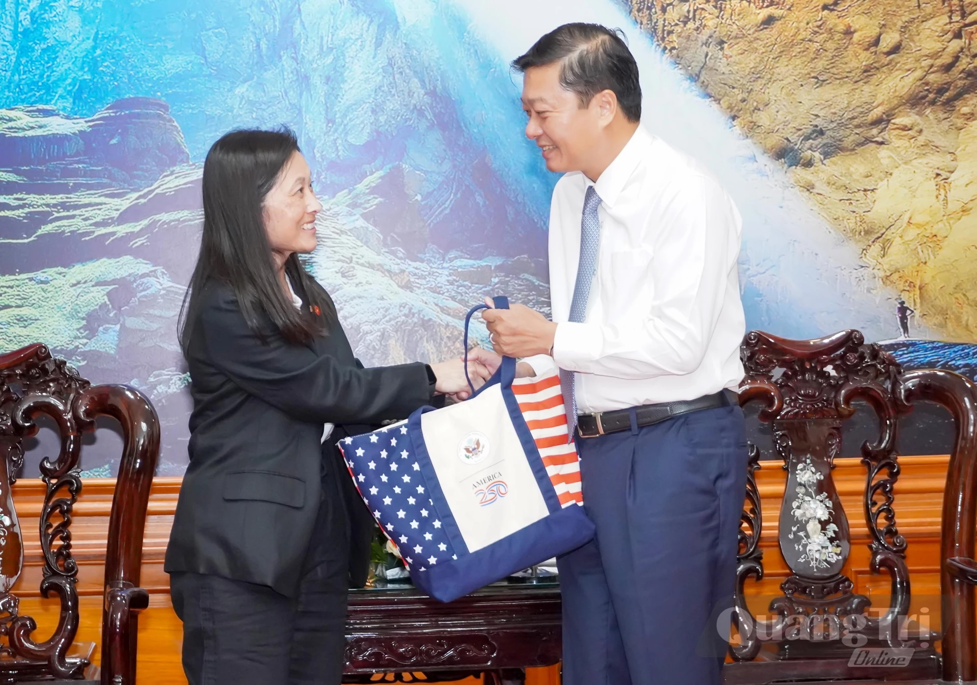 Bà Jennifer Wicks, Đại sứ Hoa Kỳ tại Việt Nam tặng quà đồng chí Lê Hồng Vinh, Chủ tịch UBND tỉnh - Ảnh: N.H