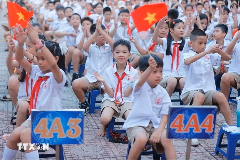 Học sinh dự khai giảng năm học mới. (Ảnh: Minh Quyết/TTXVN)