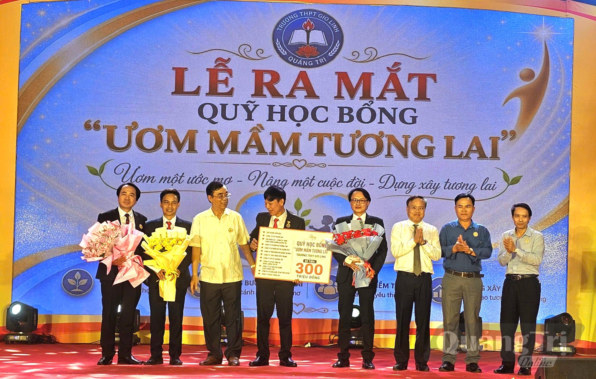 Đồng chí Lê Đức Tiến, Phó Chủ tịch UBND tỉnh và đồng chí Nguyễn Đức Chính nguyên Chủ tịch UBND tỉnh trao quỹ hịc bổng Ươm mầm tương lai cho nhà trường
