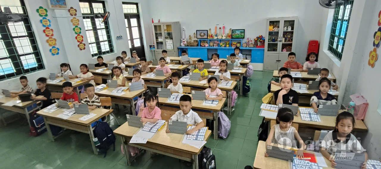 Học sinh lớp 1 Trường Tiểu học Đồng Phú, phường Đồng Hới trong ngày đầu nhập học năm học 2026-2027, sau khi mạng lưới trường học được sắp xếp, tổ chức lại - Ảnh: K.H
