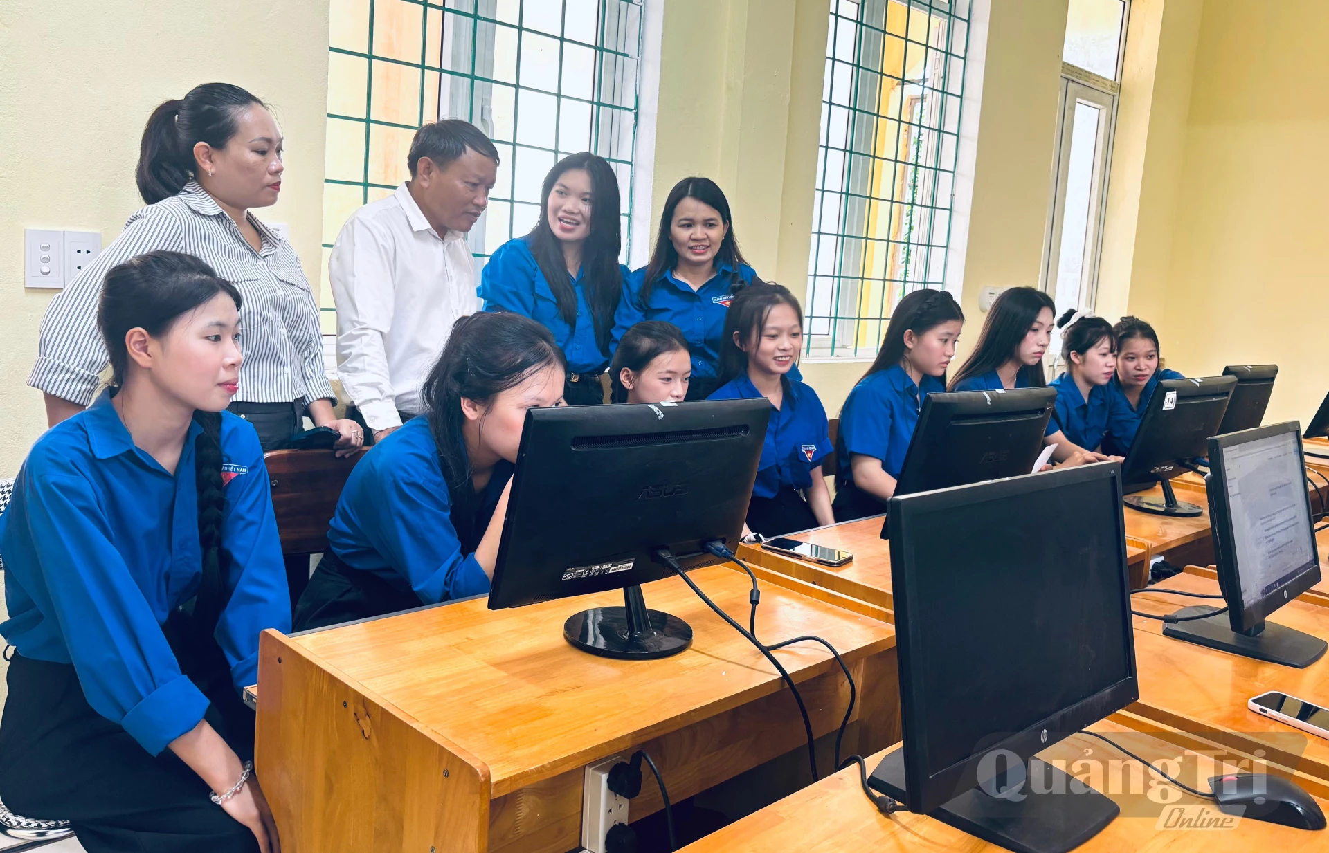 Học sinh tham gia cuộc thi Lập trình Al - Ảnh: K.H