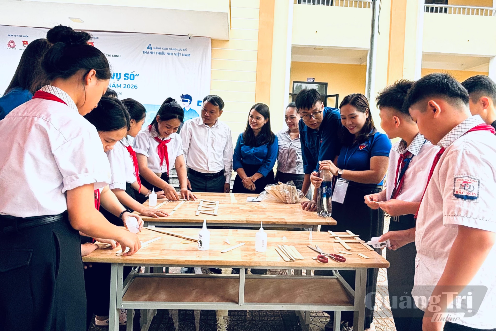 Học sinh tham gia hoạt động trải nghiệm Kỹ sư cầu đường tài ba - Ảnh: K.H