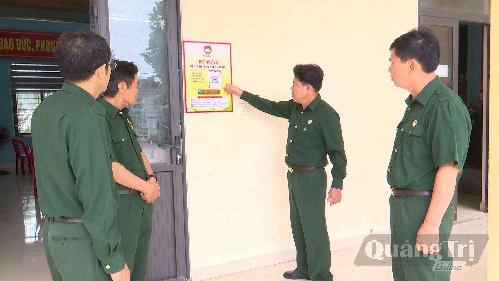 Hội Cựu chiến binh xã Cam Lộ tuyên truyền, hướng dẫn hội viên tiếp cận mô hình Lắng nghe dân nói - Ảnh: K.H