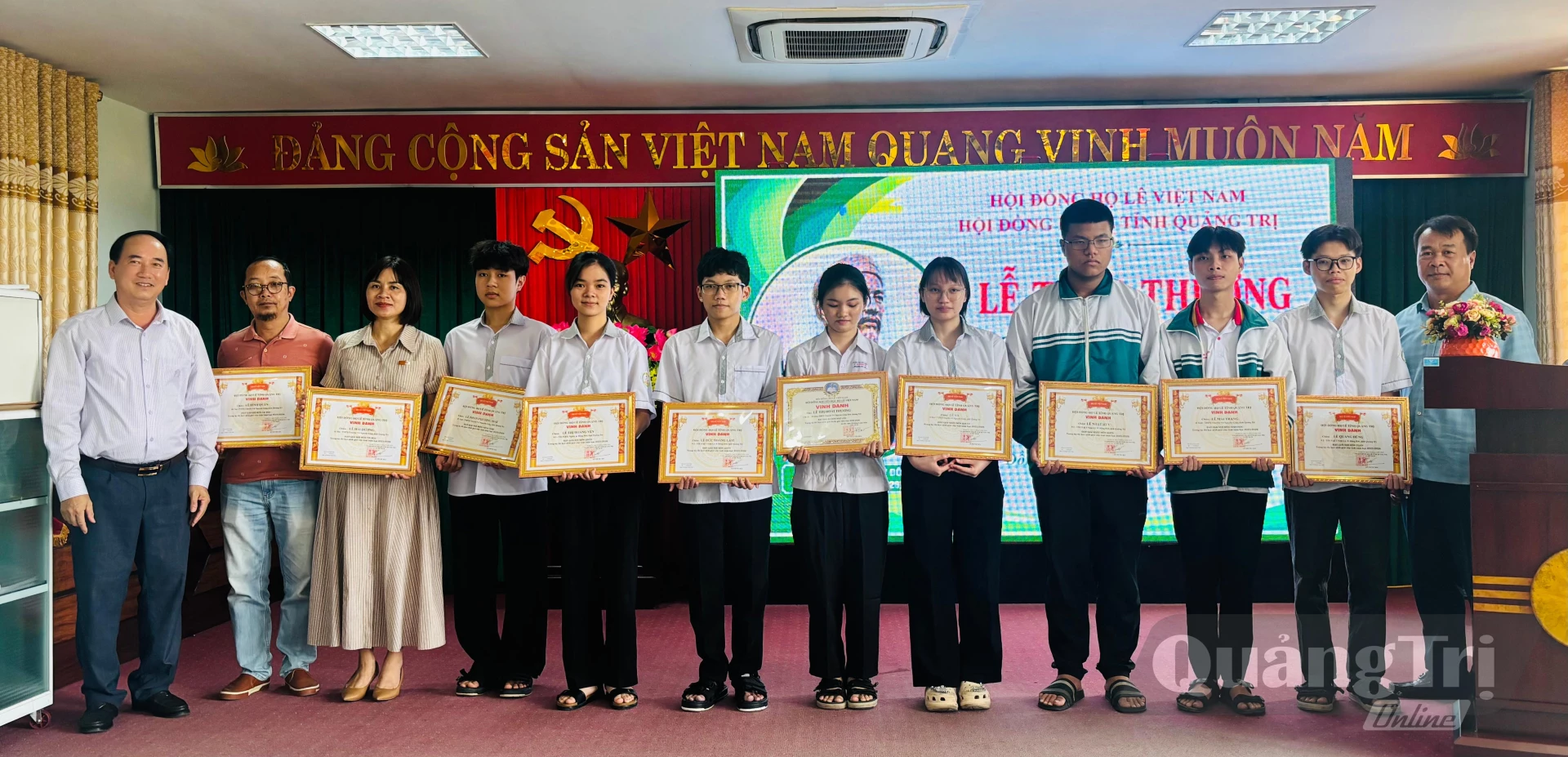 Hội đồng họ Lê tỉnh Quảng Trị trao bằng vinh danh cho các học sinh đạt giải Nhất, Nhì tại kỳ thi học sinh giỏi cấp tỉnh năm học 2025 - 2026 - Ảnh: K.H