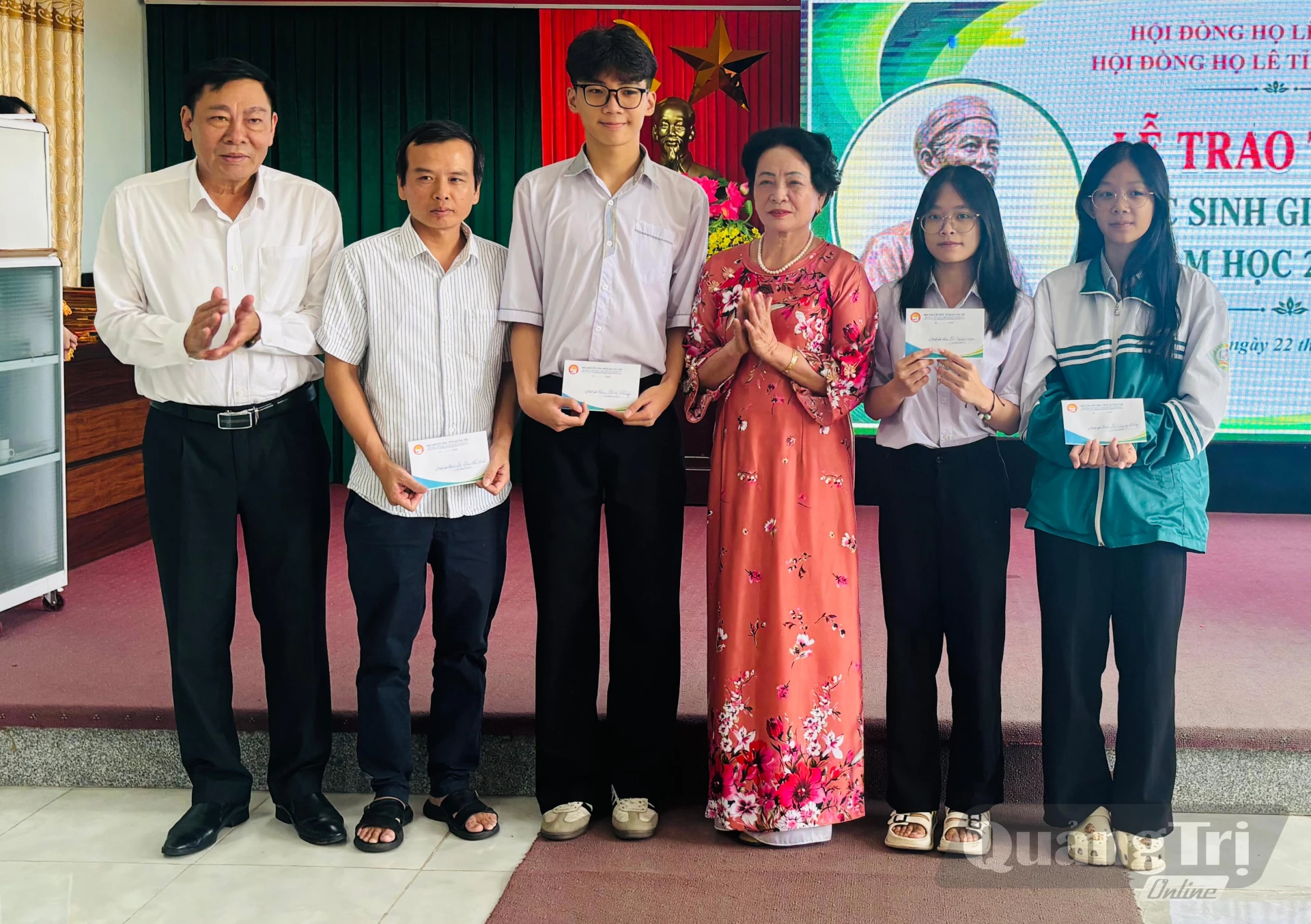 Hội Khuyến học tỉnh trao thưởng cho học sinh họ Lê đạt giải quốc gia - Ảnh: K.H
