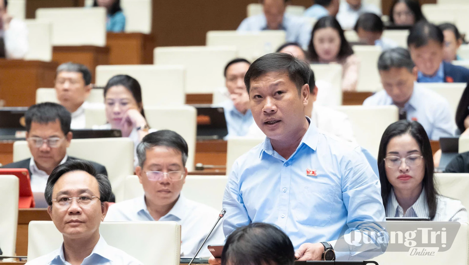Đồng chí Nguyễn Khánh Vũ, Bí thư Đảng ủy, Chủ tịch HĐND phường Quảng Trị thảo luận tại tổ - Ảnh: N.M

