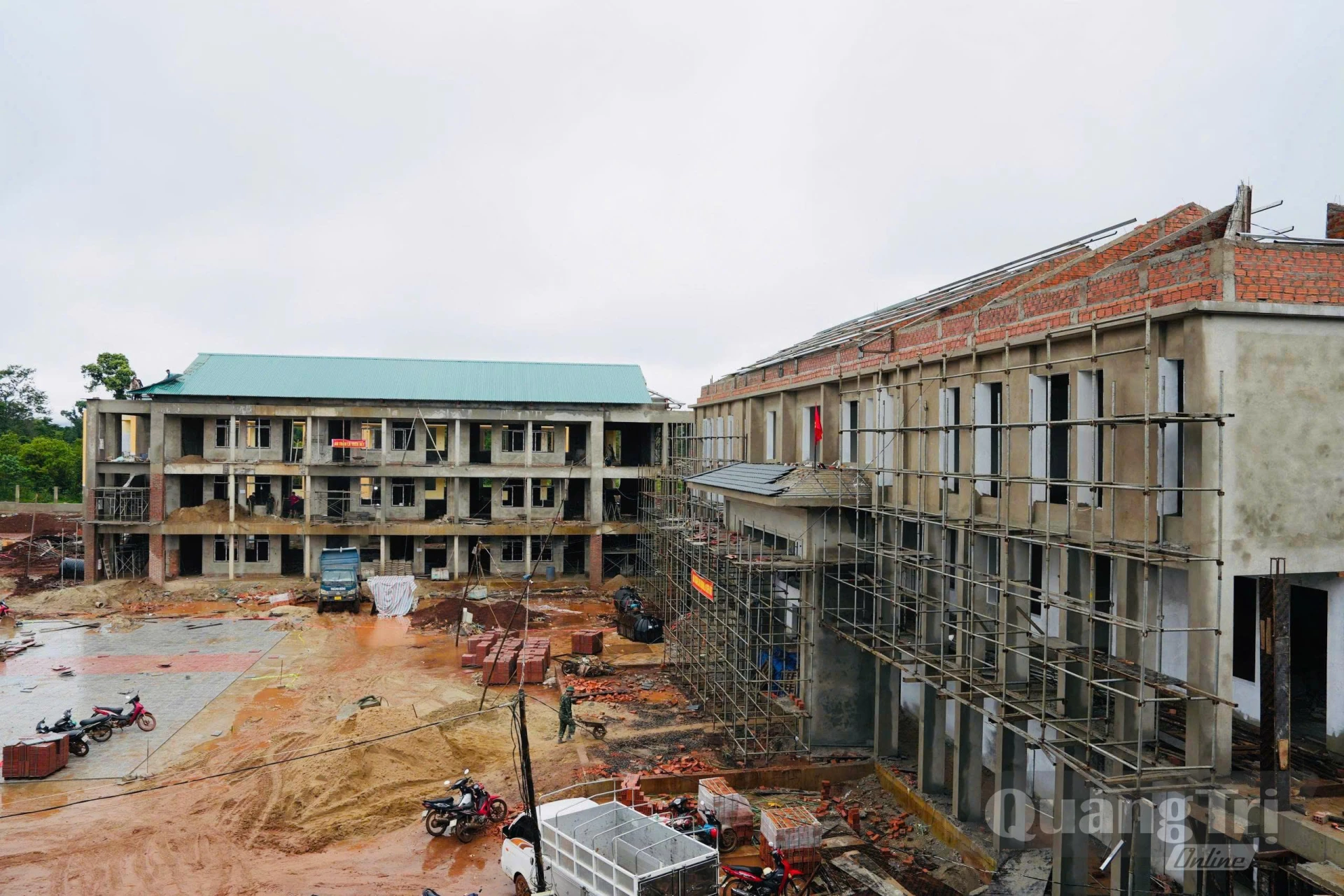 Toàn cảnh công trường thi công Trường nội trú Tiểu học và THCS Hướng Phùng gấp rút hoàn thiện các hạng mục cuối cùng - Ảnh: Mỹ Nhị 