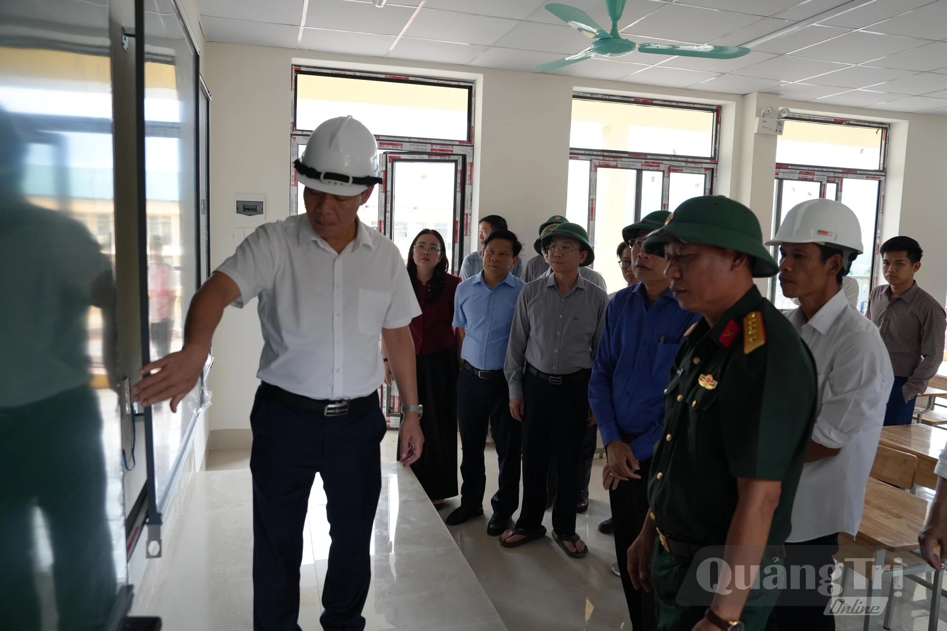 Đồng chí Nguyễn Văn Phương, Bí thư Tỉnh ủy kiểm tra thực tế, nghe báo cáo về tiến độ thi công dự án tại Trường nội trú tiểu học và THCS Hướng Phùng - Ảnh: Mỹ Nhị 