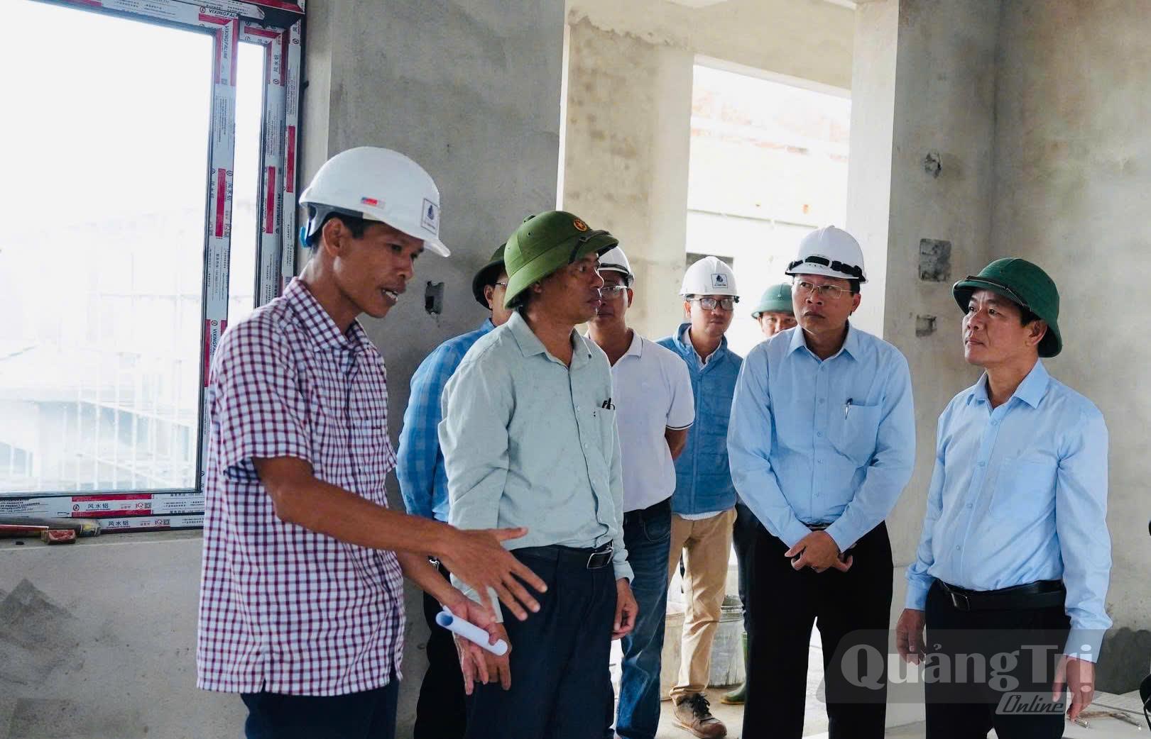 Bí thư Tỉnh ủy Nguyễn Văn Phương giao nhiệm vụ cho chủ đầu tư và các đơn vị thi công quyết tâm đưa công trình về đích trước ngày 30/8/2026 - Ảnh: Mỹ Nhị