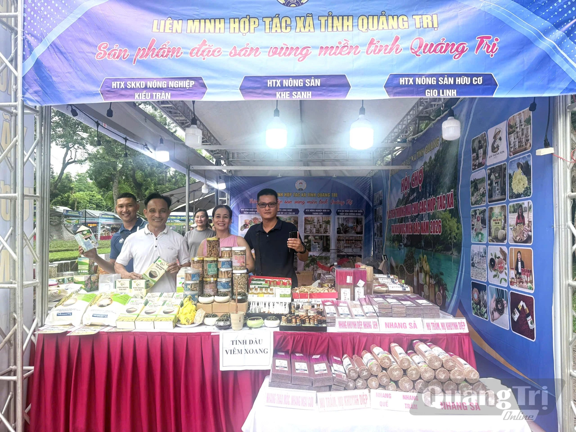 Hợp tác xã Nông sản hữu cơ Gio Linh giới thiệu sản phẩm tại hội chợ xúc tiến thương mại cho các hợp tác xã khu vực miền Bắc năm 2026 - Ảnh: M.L