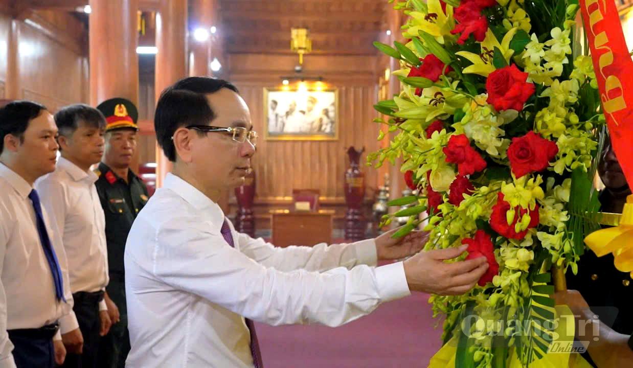 Đại diện lãnh đạo phường Đồng Hới, đồng chí Bí thư Đảng ủy Phan Mạnh Hùng dâng hoa tại Đền thờ Bác Hồ và các Anh hùng liệt sĩ tỉnh - Ảnh: P.V