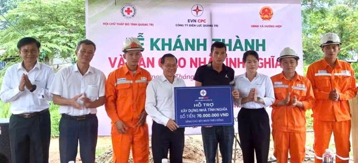 Bàn giao 10 ngôi nhà tình nghĩa