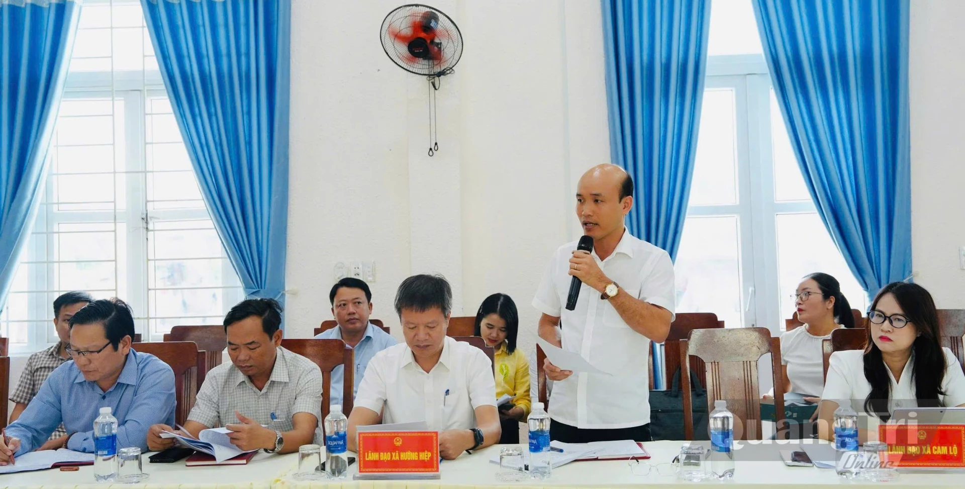 Đại diện lãnh đạo xã Hướng Hiệp báo cáo tình hình thực hiện nhiệm vụ phát triển kinh tế - xã hội và đề xuất các kiến nghị với Đoàn khảo sát - Ảnh: Mỹ Nhị