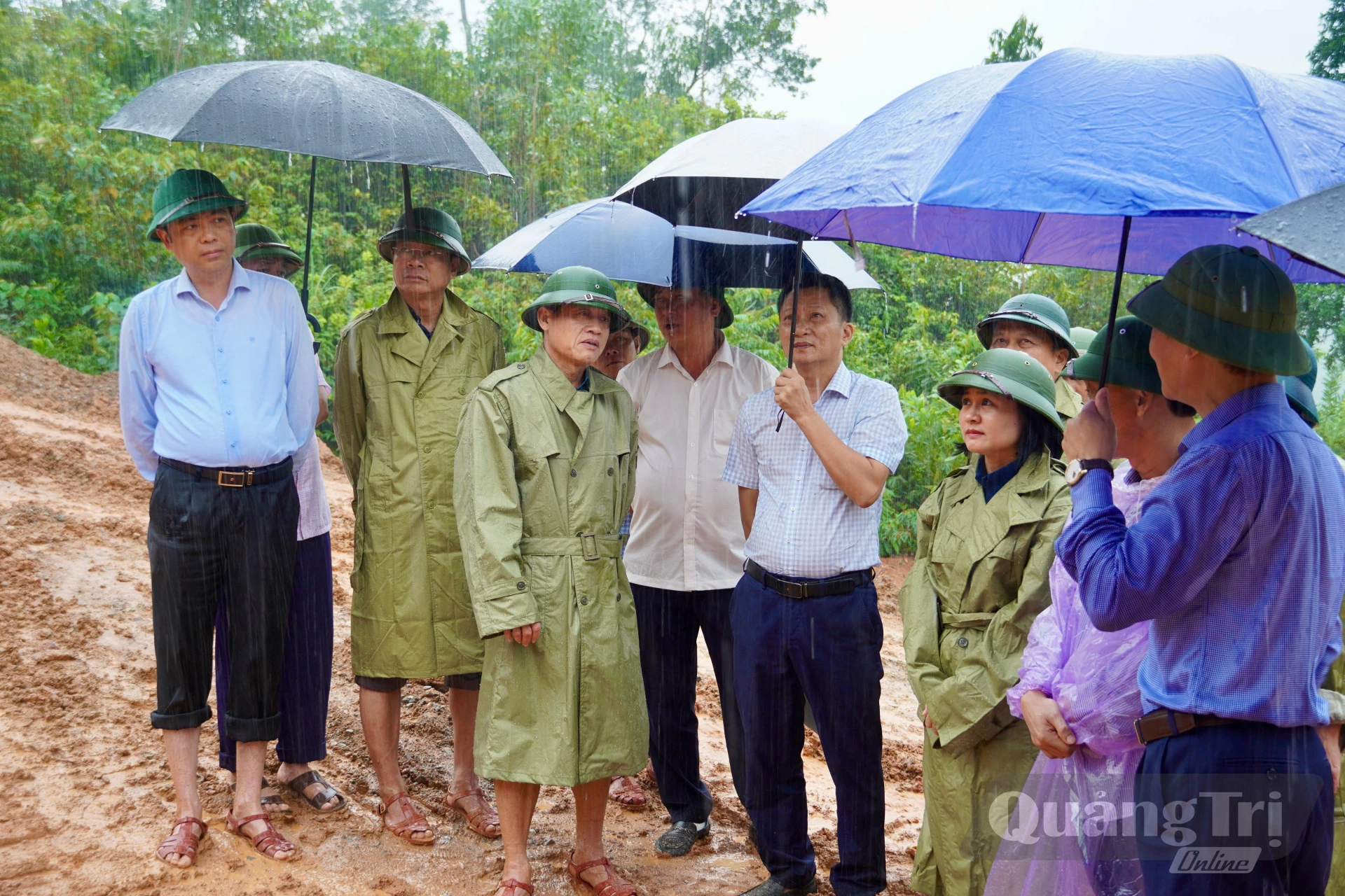 Đồng chí Lê Văn Bảo, Phó Chủ tịch UBND tỉnh kiểm tra thực địa tại đồi Phòng Không - Ảnh: H.N