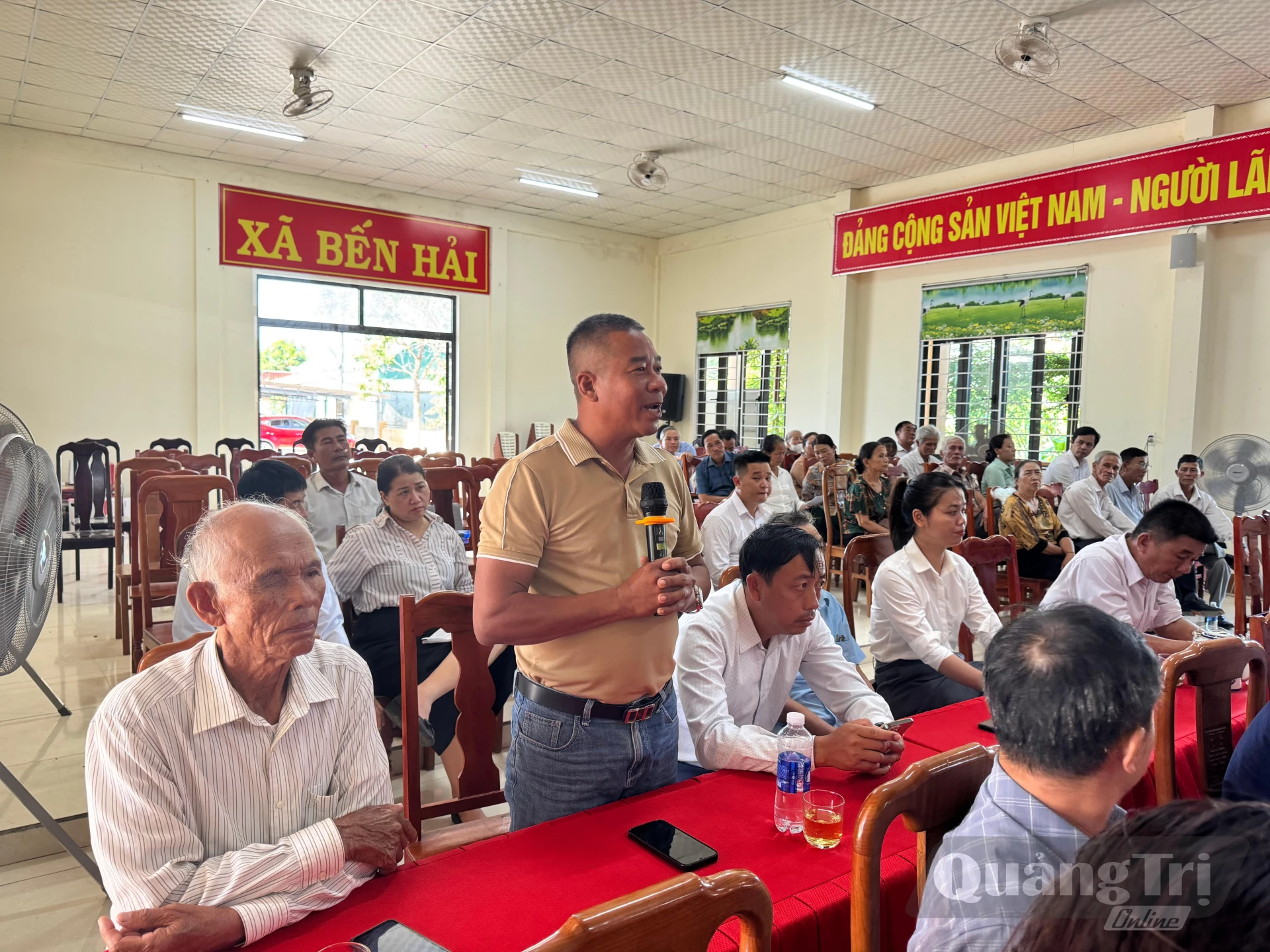 Cử tri xã Bến Hải trình bày ý kiến tại buổi TXCT- Ảnh: Mai Linh