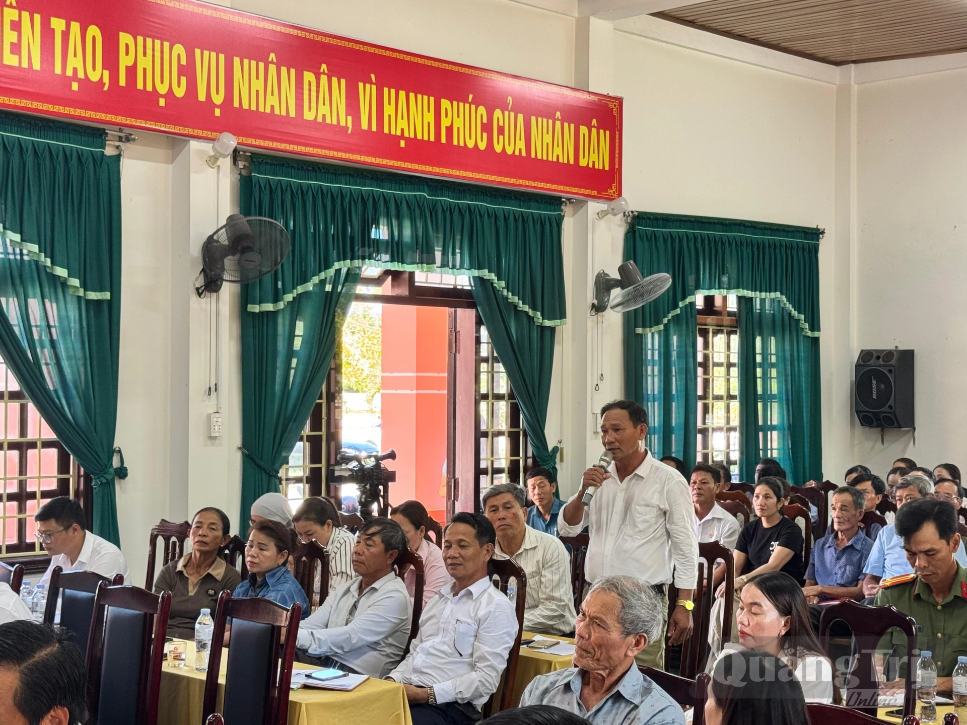 Cử tri xã Cửa Việt kiến nghị nhiều ý kiến liên quan đến phát triển kinh tế biển- Ảnh: Mai Linh