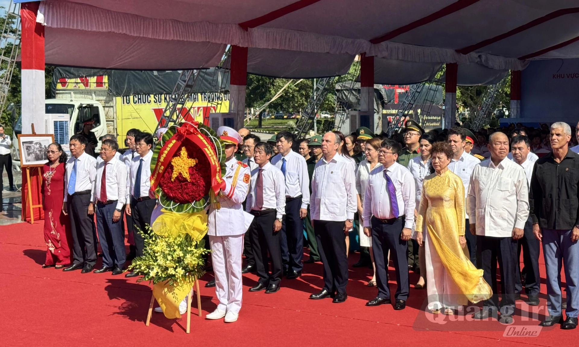 Dâng hoa tưởng nhớ Chủ tịch Fidel Castro- Ảnh: Mai Linh
