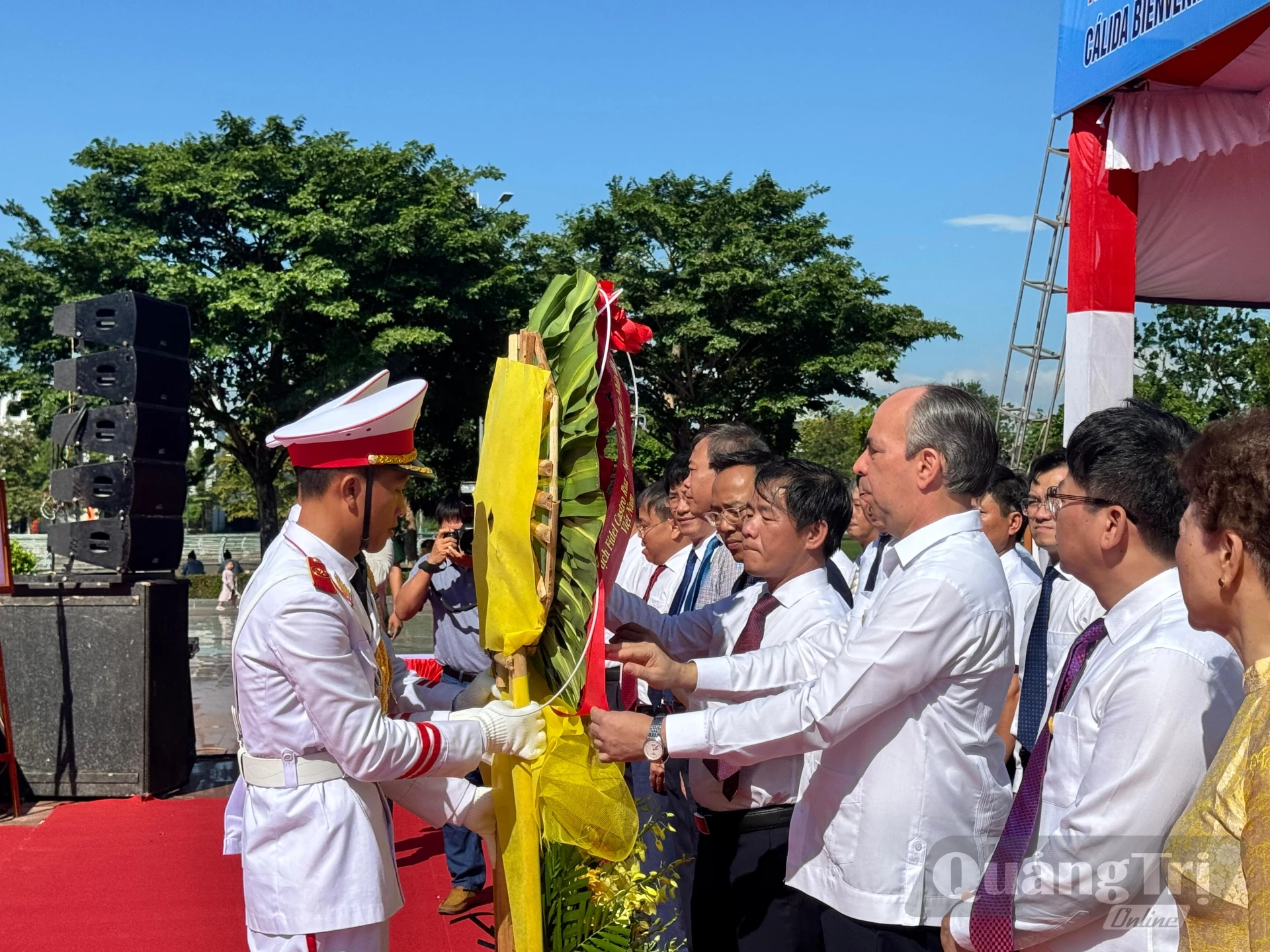 Dâng hoa tưởng nhớ Chủ tịch Fidel Castro- Ảnh: Mai Linh