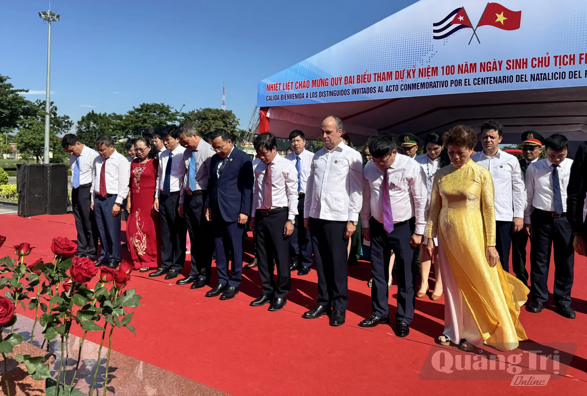 Các đại biểu dành phút mặc niệm tưởng nhớ Lãnh tụ Fidel- Ảnh: Mai Linh