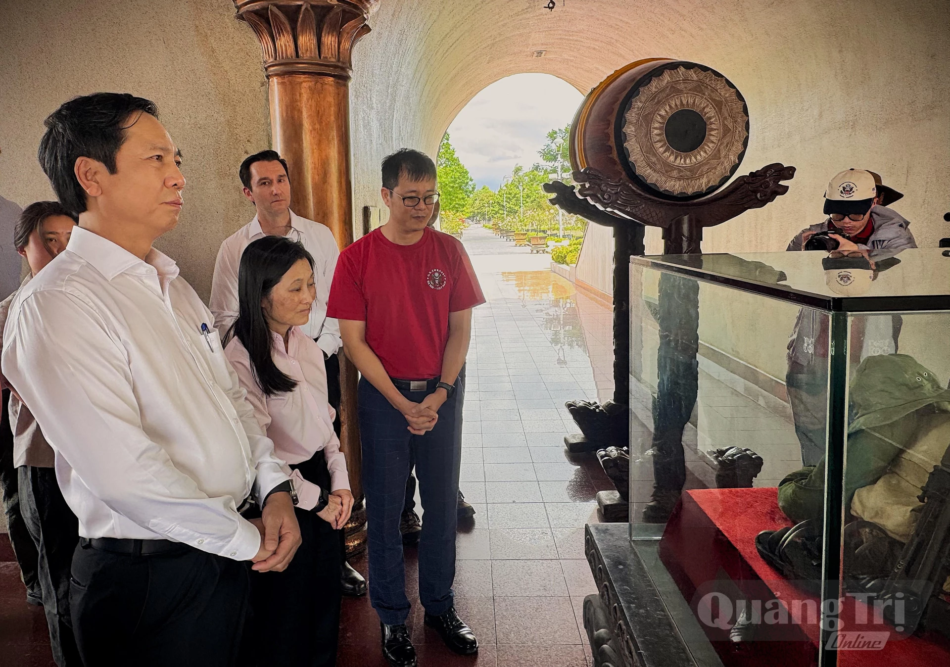 Bà Jennifer Wicks, Đại sứ Hoa Kỳ tại Việt Nam và các thành viên trong đoàn công tác nghe thuyết minh về các di vật được trung bày tại Thành Cổ Quảng Trị- Ảnh: Mai Linh
