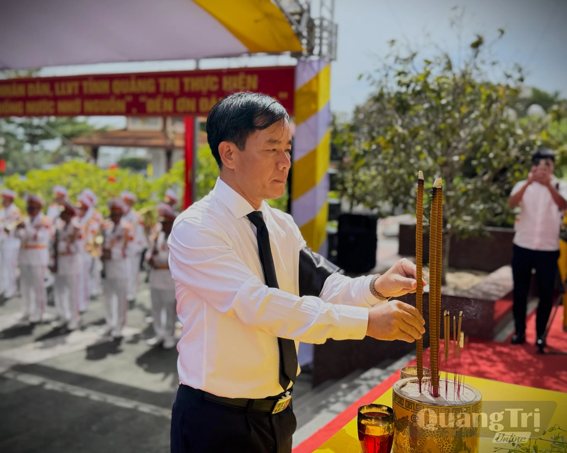 Đồng chí Nguyễn Văn Phương, Bí thư Tỉnh uỷ dâng hương tri ân các anh hùng liệt sĩ - Ảnh: Mai Linh