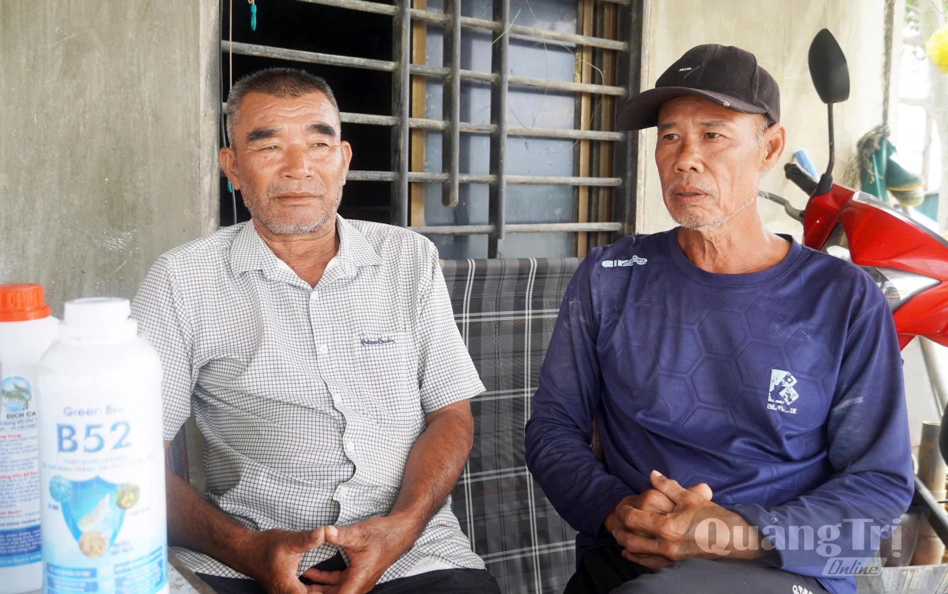Ông Trần Đình Lẫm (bên trái) và ông Trần Phương Hà (bên phải), những lão tướng của nghề nuôi tôm - Ảnh: N.M
