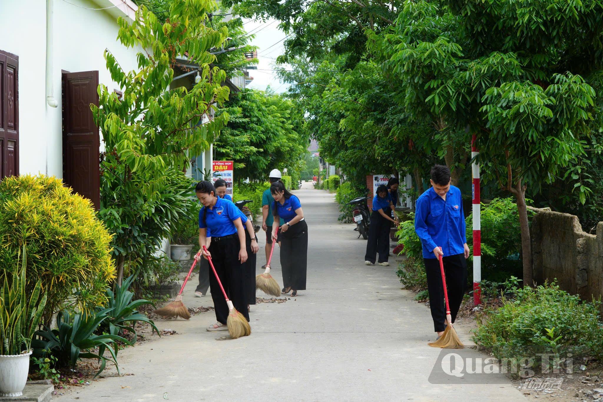 Thanh niên tham gia vệ sinh môi trường, góp phần xây dựng khu dân cư sáng - xanh - sạch - đẹp - Ảnh: M.H