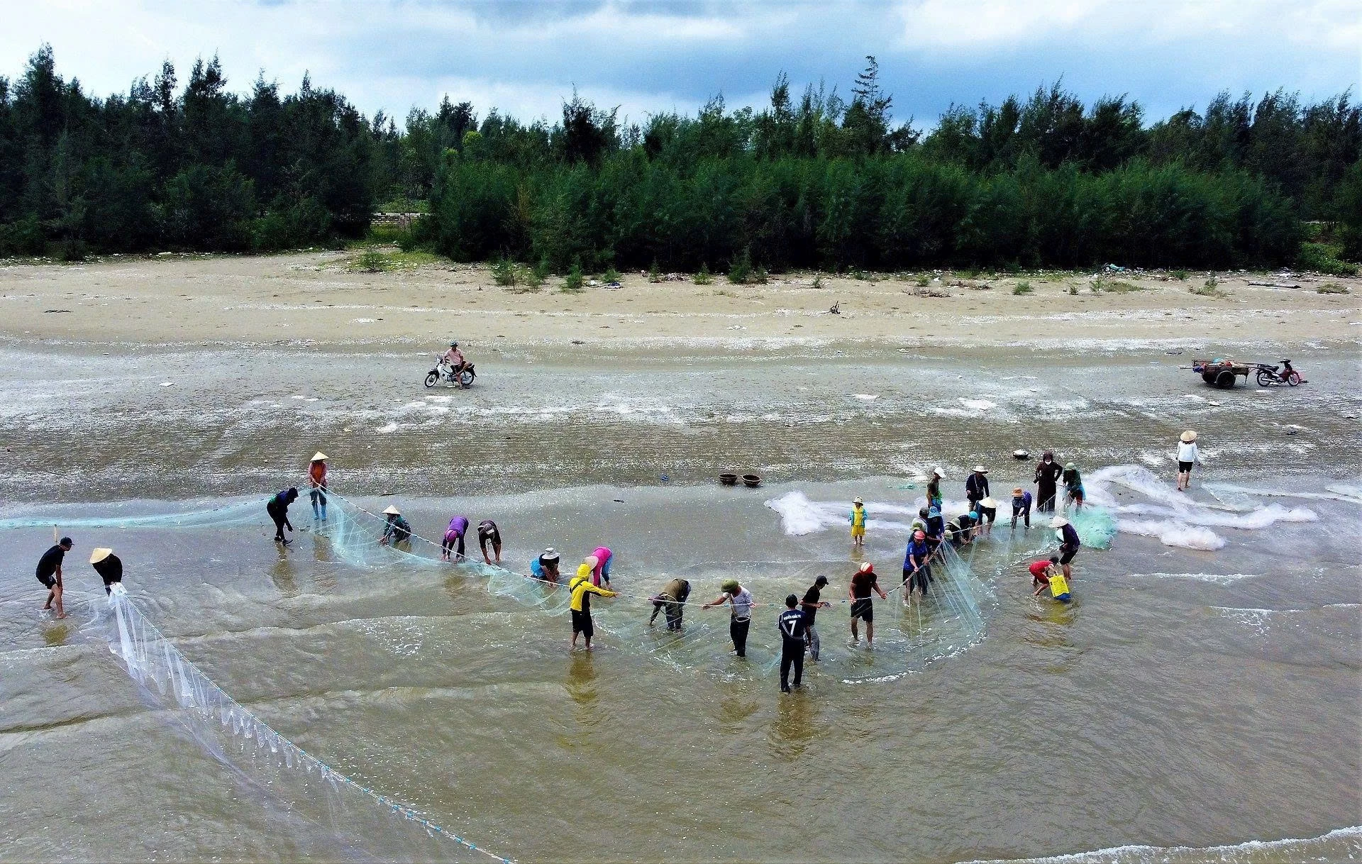 Biển và thuyền minh họa