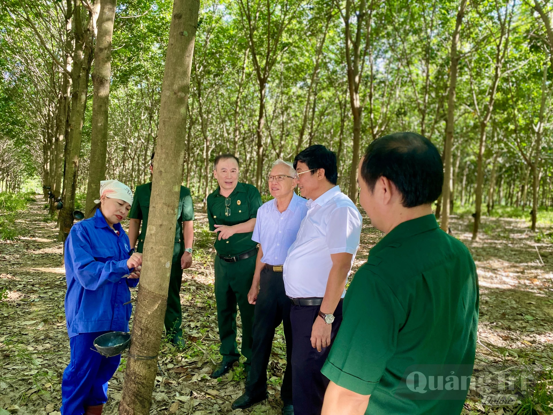 Ông Hoàng Văn Khẩn, nguyên Phó Chủ tịch UBND tỉnh Quảng Bình (thứ 3 từ phải sang) trở lại thăm Công ty CP Việt Trung Quảng Bình - Ảnh: T.L