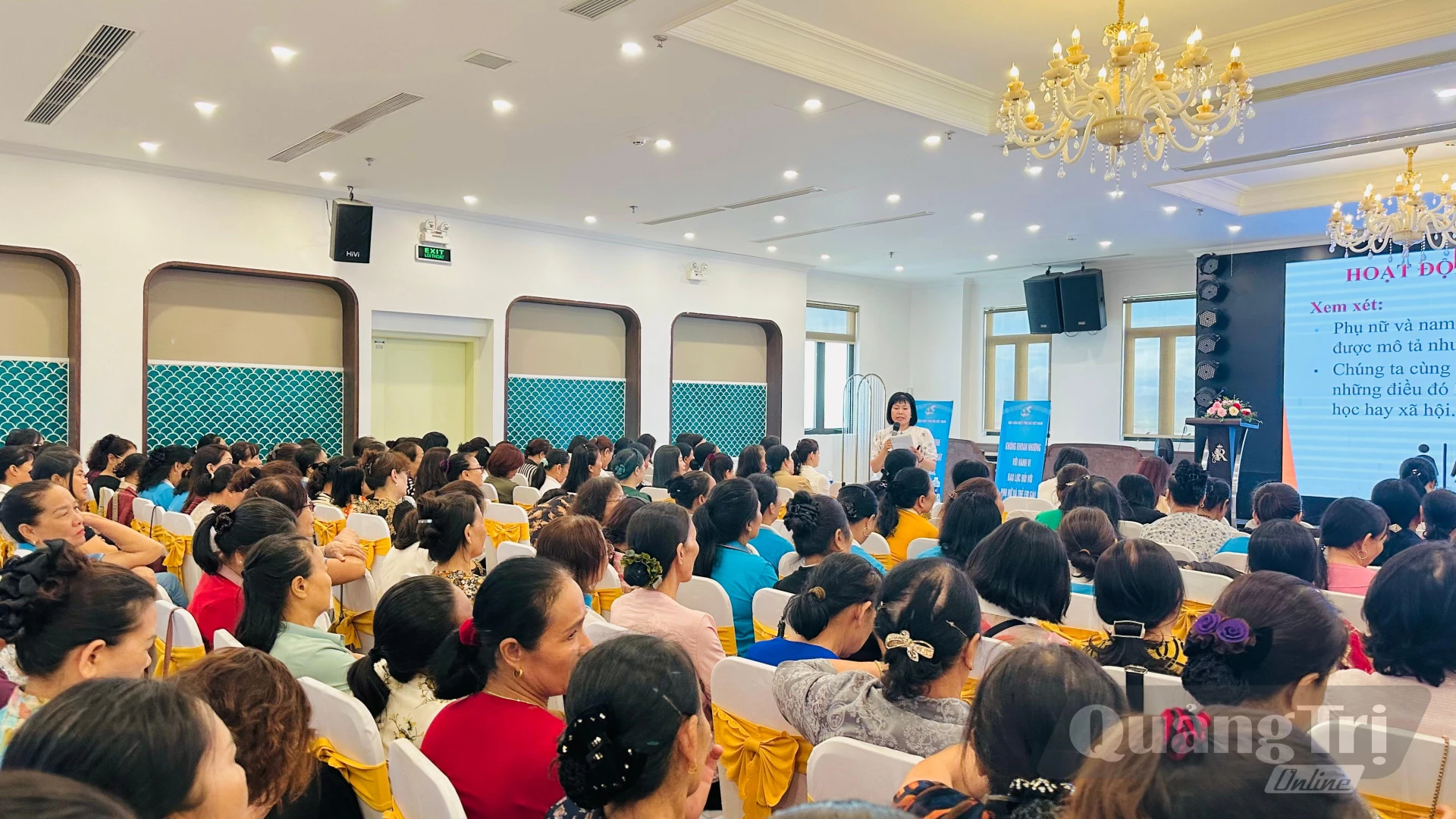 Cán bộ Trung ương Hội LHPN Việt Nam tuyên truyền những kiến thức liên quan đến bình đẳng giới và phòng chống bạo lực trên cơ sở giới - Ảnh: B.N