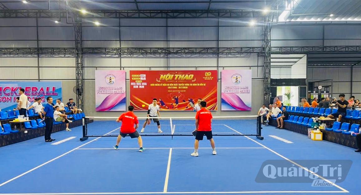 Cán bộ, công chức, viên chức và người lao động tham gia thi đấu môn pickleball tại hội thao do Thi hành án dân sự tỉnh Quảng Trị tổ chức - Ảnh: B.N