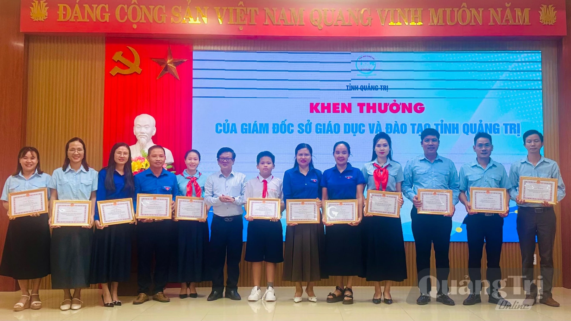 Lãnh đạo Sở Giáo dục và Đào tạo tỉnh Quảng Trị tặng giấy khen cho các tập thể và cá nhân có thành tích xuất sắc trong công tác Đoàn, Đội và phong trào thiếu nhi năm học 2025 - 2026 - Ảnh: B.N
 
