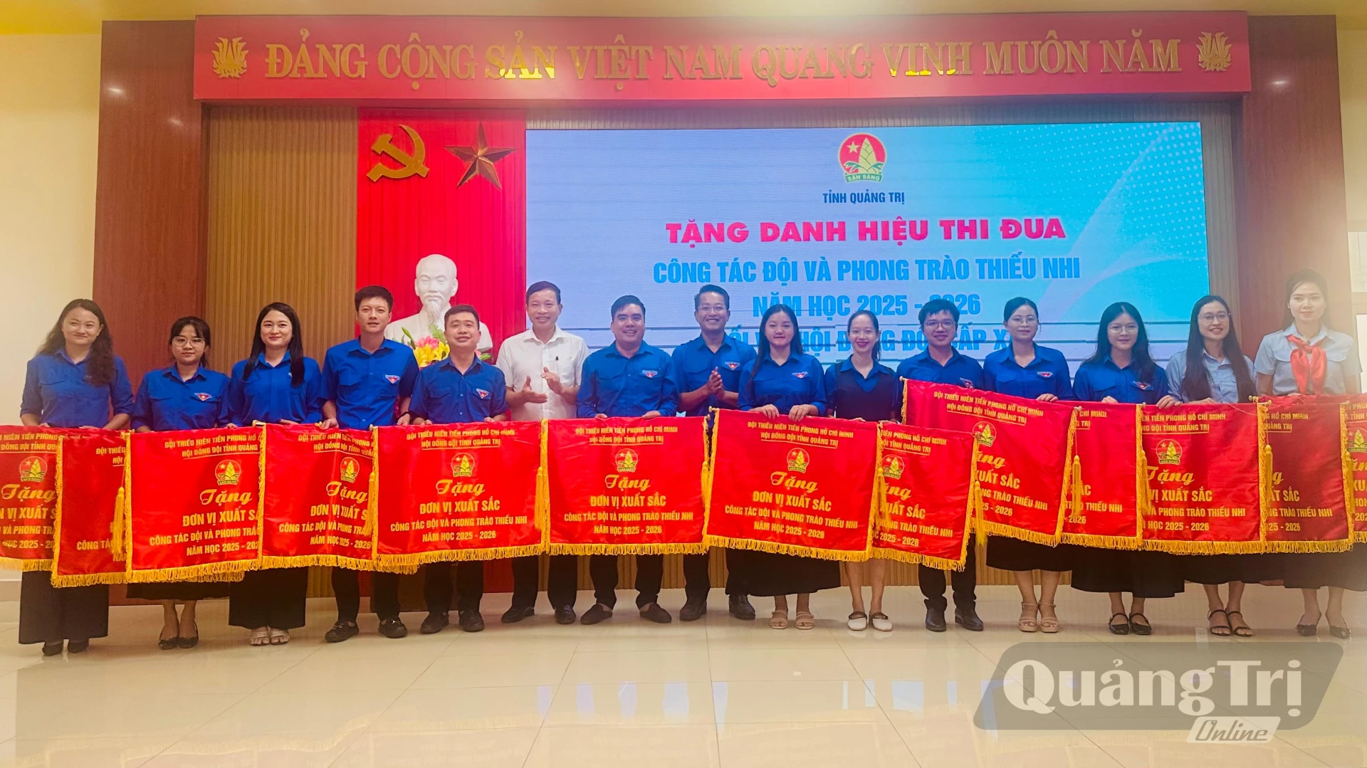 16 đơn vị đươc nhận cờ thi đua xuất sắc trong công tác Đội và phong trào thiếu nhi cấp xã năm học 2025 - 2026 của Hội đồng Đội tỉnh - Ảnh: B.N